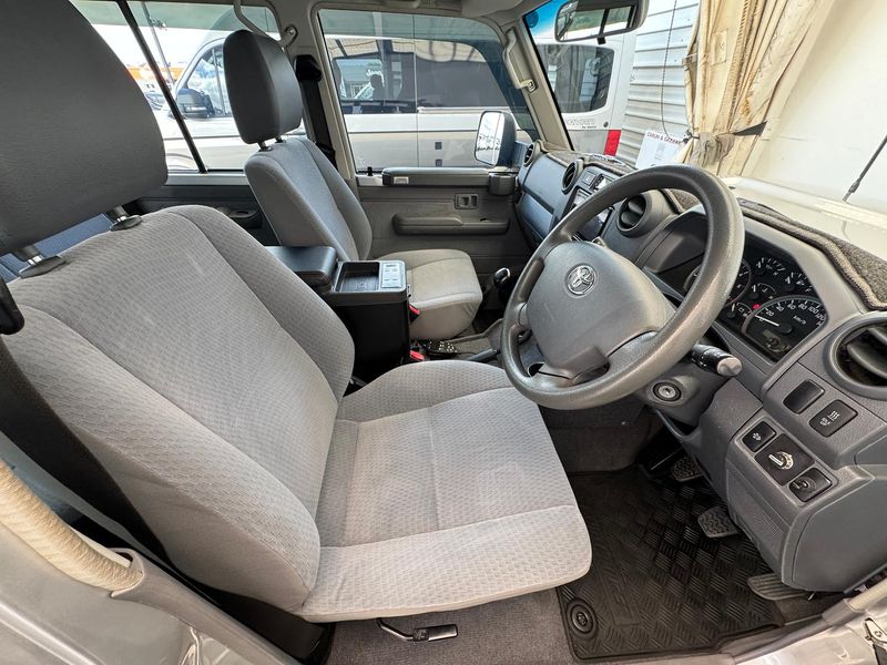 2018 Toyota Landcruiser GXL Manual 4x4 Photo 17